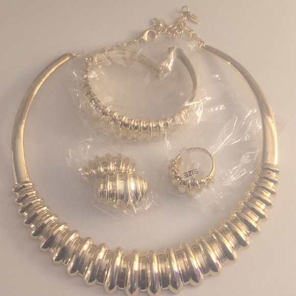 Jewelry - Elegant Gold Jewelry Set